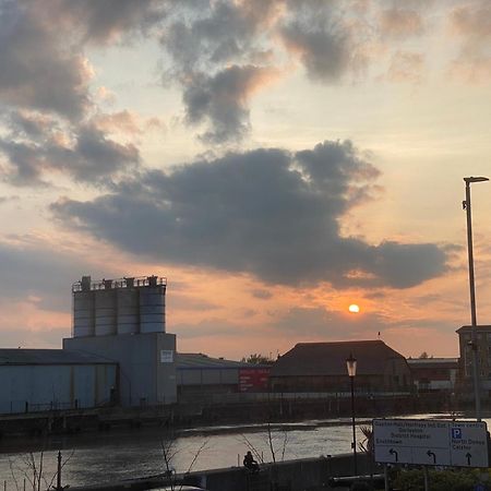 Spacious One Bedroom Flat With River View, 1E Great Yarmouth Buitenkant foto
