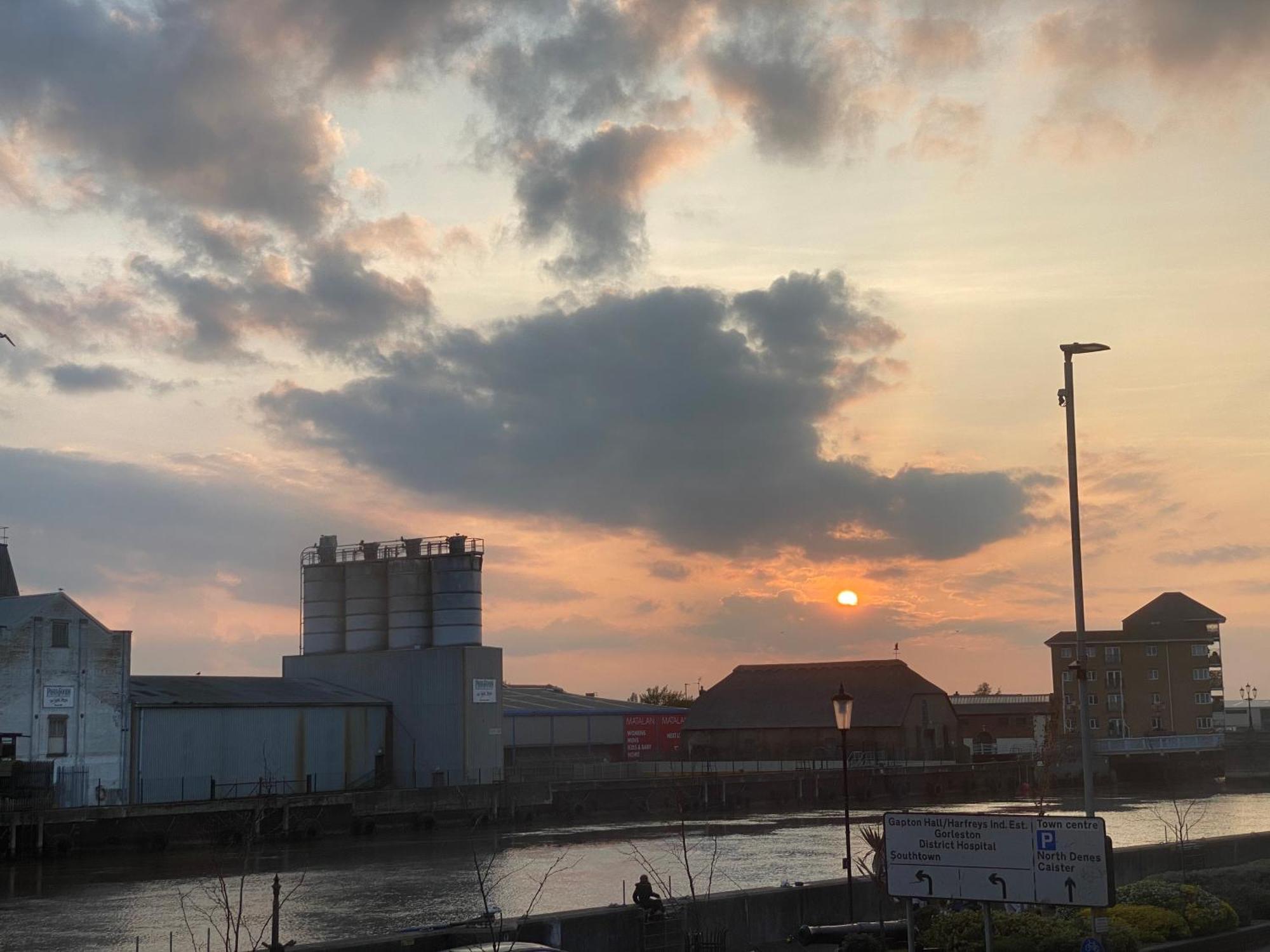 Spacious One Bedroom Flat With River View, 1E Great Yarmouth Buitenkant foto